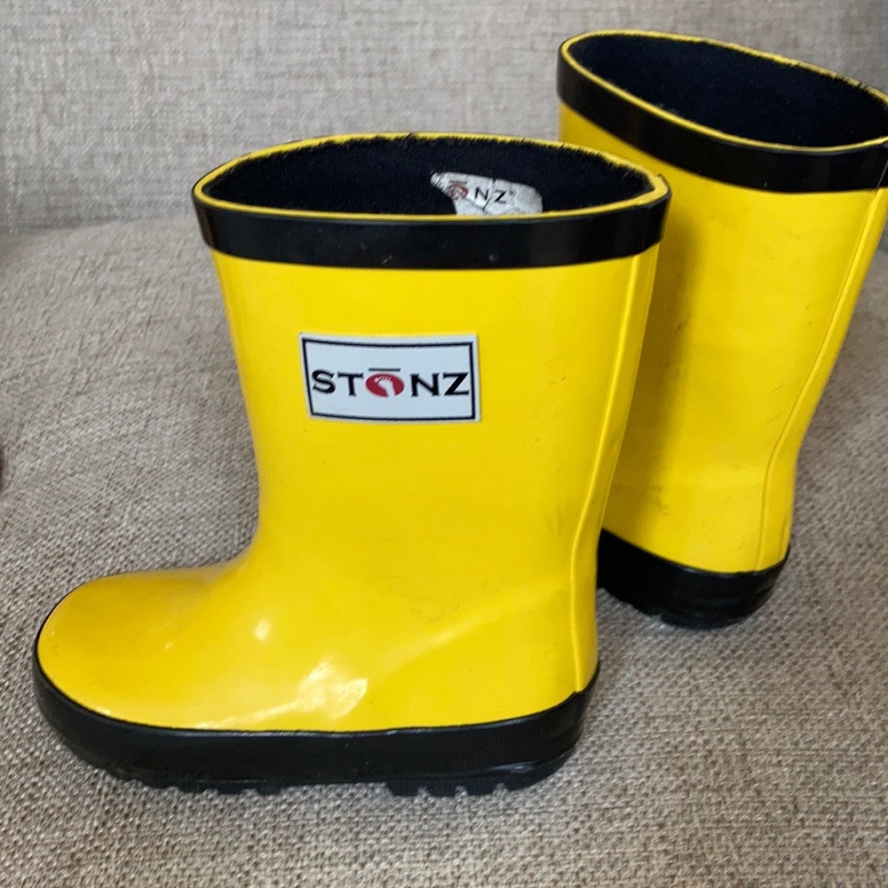 Waterproof rain boots